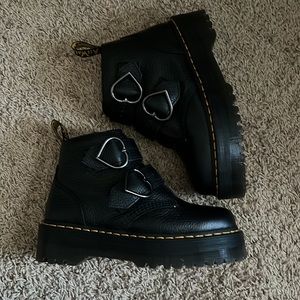 Dr. Martens 🖤 Devon 🖤 Heart Leather Platform Boots